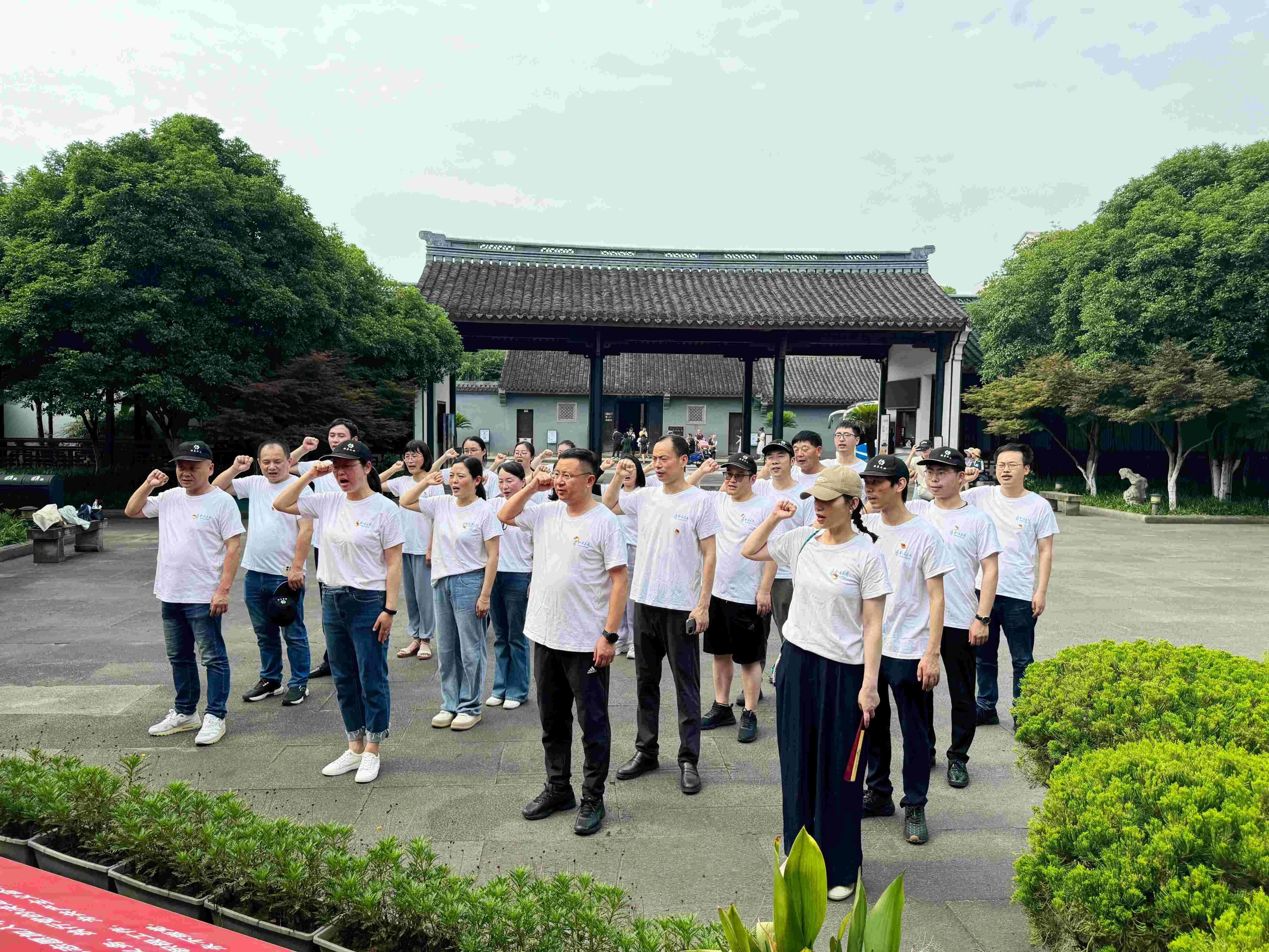 周恩来纪念广场宣誓合照2.webp 周恩来纪念广场宣誓合照2.webp